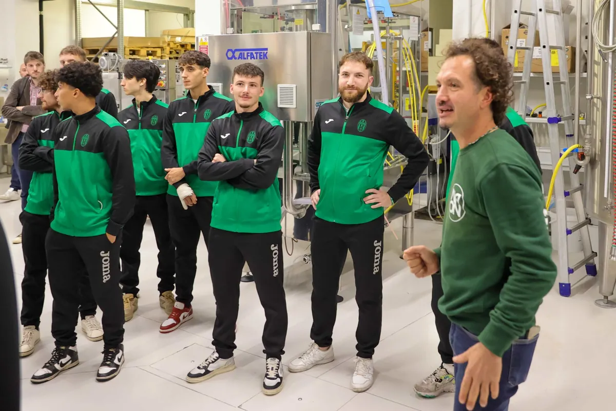 I giocatori del Pordenone Calcio a 5 ascoltano la spiegazione in sala cottura